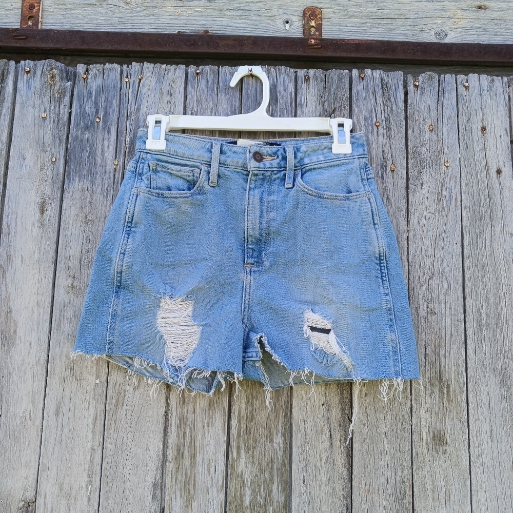 Hollister High-Rise Mom Jean Shorts Womens Sz 3/26W Distressed 2" Inseam‎